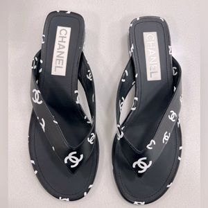 Chanel Black & White Lambskin CC Logo Thong Flip Flop Sandal 39